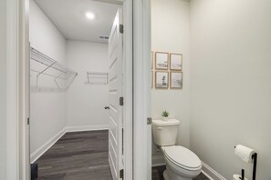 Shower, hair dryer, towels, soap - Spacious 4-bedroom house in peaceful Port Wentworth with AC (port wentworth)