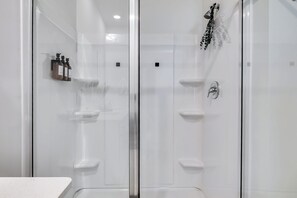 Shower, hair dryer, towels, soap - Spacious 4-bedroom house in peaceful Port Wentworth with AC (port wentworth)