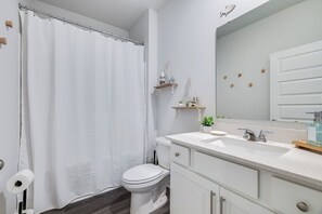 Shower, hair dryer, towels, soap - Spacious 4-bedroom house in peaceful Port Wentworth with AC (port wentworth)
