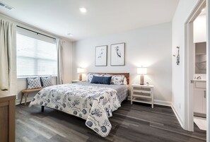 4 bedrooms, iron/ironing board, WiFi, bed sheets - Spacious 4-bedroom house in peaceful Port Wentworth with AC (port wentworth)