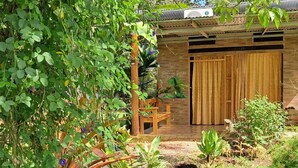 A rustic wooden structure with a wooden bench and a covered area. - Independent Cabin for 4 Guests – Casa Tucán Tranquilo, Gandoca (Gandoca)