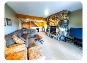 Smart TV, fireplace - Spacious 5-bedroom cabin in charming Bellaire on Golf Course (Bellaire)