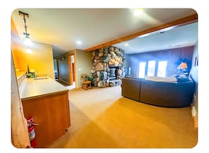 Interior - Spacious 5-bedroom cabin in charming Bellaire on Golf Course (Bellaire)