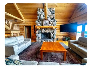 Living area - Spacious 5-bedroom cabin in charming Bellaire on Golf Course (Bellaire)