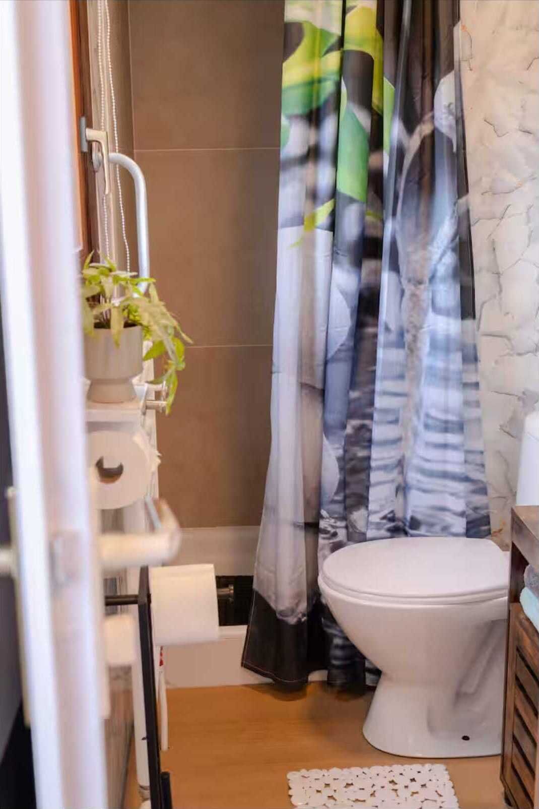 Ducha, secador de pelo, toallas y jabón