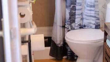 Ducha, secador de pelo, toallas y jabón