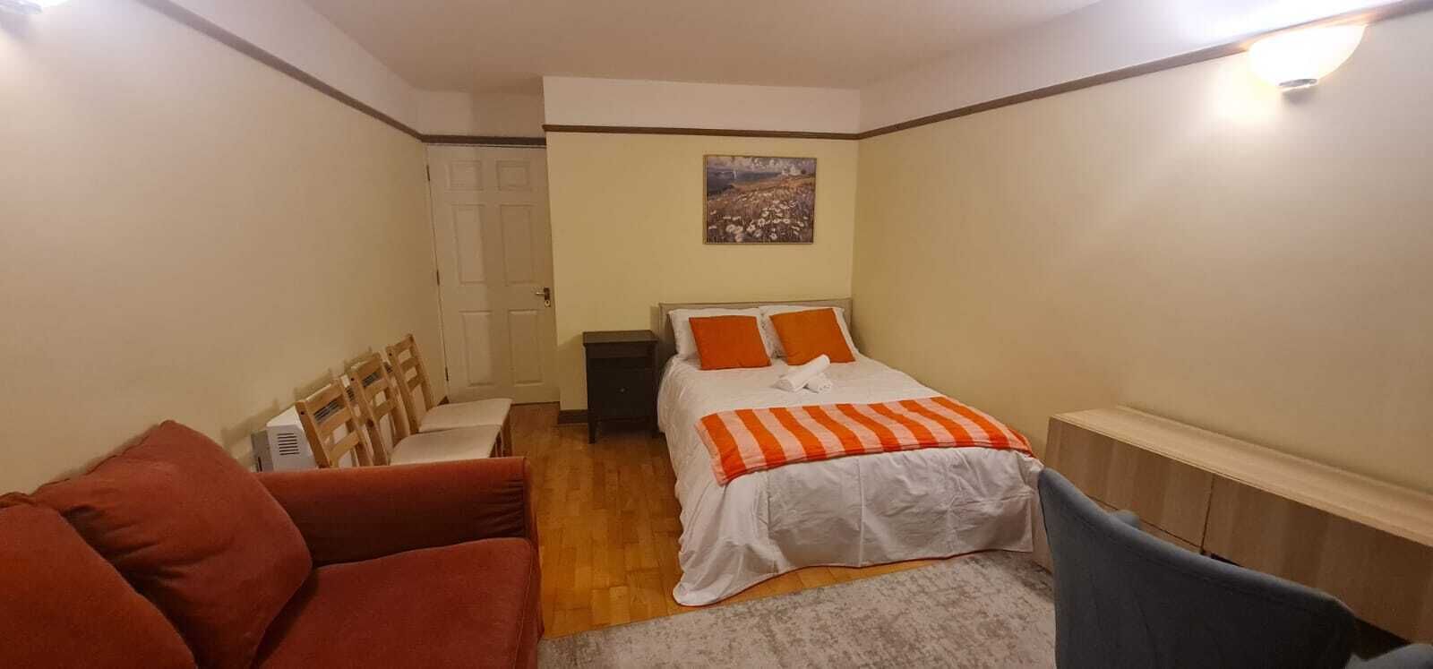 Tabla de planchar con plancha, wifi y ropa de cama 