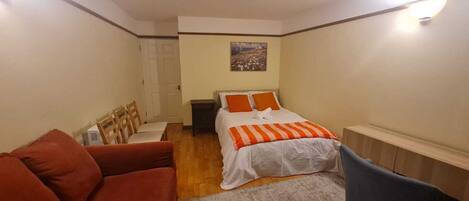 Tabla de planchar con plancha, wifi y ropa de cama