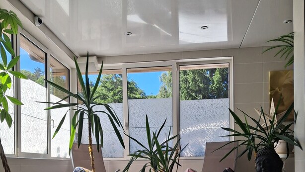 An indoor swimming pool with clear water, surrounded by lounge chairs and potted plants. - MOBIL HOME MARMOTTES 6 PERS (Besse-et-Saint-Anastaise)