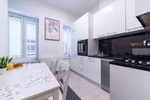 Jääkaappi, mikroaaltouuni, uuni, liesi