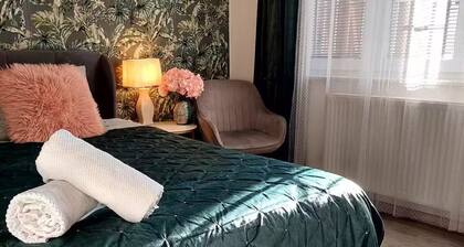 Riverfront Cozy Suite "Old Town" Ground Floor