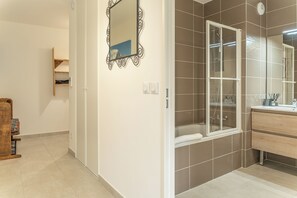 Haartrockner, Handtücher, Seife, Toilettenpapier