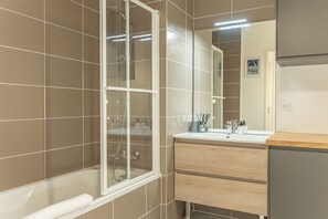 Haartrockner, Handtücher, Seife, Toilettenpapier