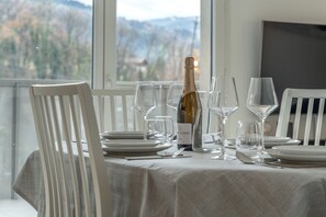 Dining - Elegant 2 bed Apt. private parking, Close to Gare, Valleen Telecabine & Thermes (Saint-Gervais-les-Bains)