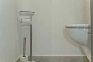 Haartrockner, Handtücher, Seife, Toilettenpapier