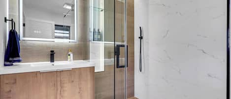 Dusche, Haartrockner, Handtücher, Seife