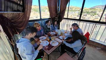 Chambre Quadruple Confort, patio, vue montagne | Terrasse/Patio