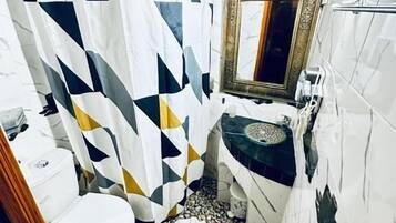 Chambre Quadruple Confort, patio, vue montagne | Salle de bain