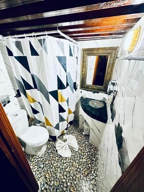 Chambre Quadruple Confort, patio, vue montagne | Salle de bain