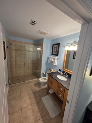 Hair dryer, towels, toilet paper - Luxury Beach Condo! Just renovated Grill on balcony right by Pier Park (Panama City Beach)