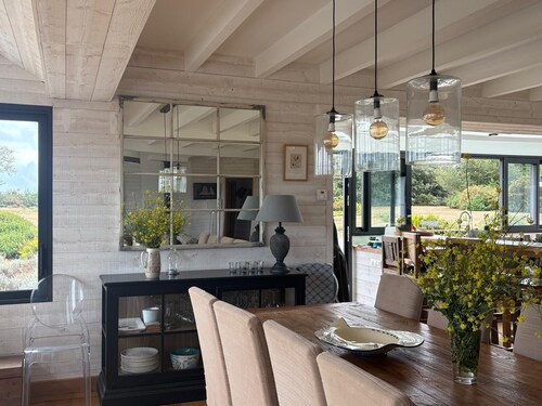Magnificent house with swimming pool close to the palace