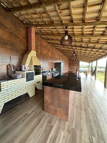 A mountain retreat in Mateus Leme: 2 chalets, a swimming pool with a hot tub, and nature.