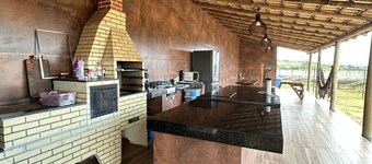 A mountain retreat in Mateus Leme: 2 chalets, a swimming pool with a hot tub, and nature.