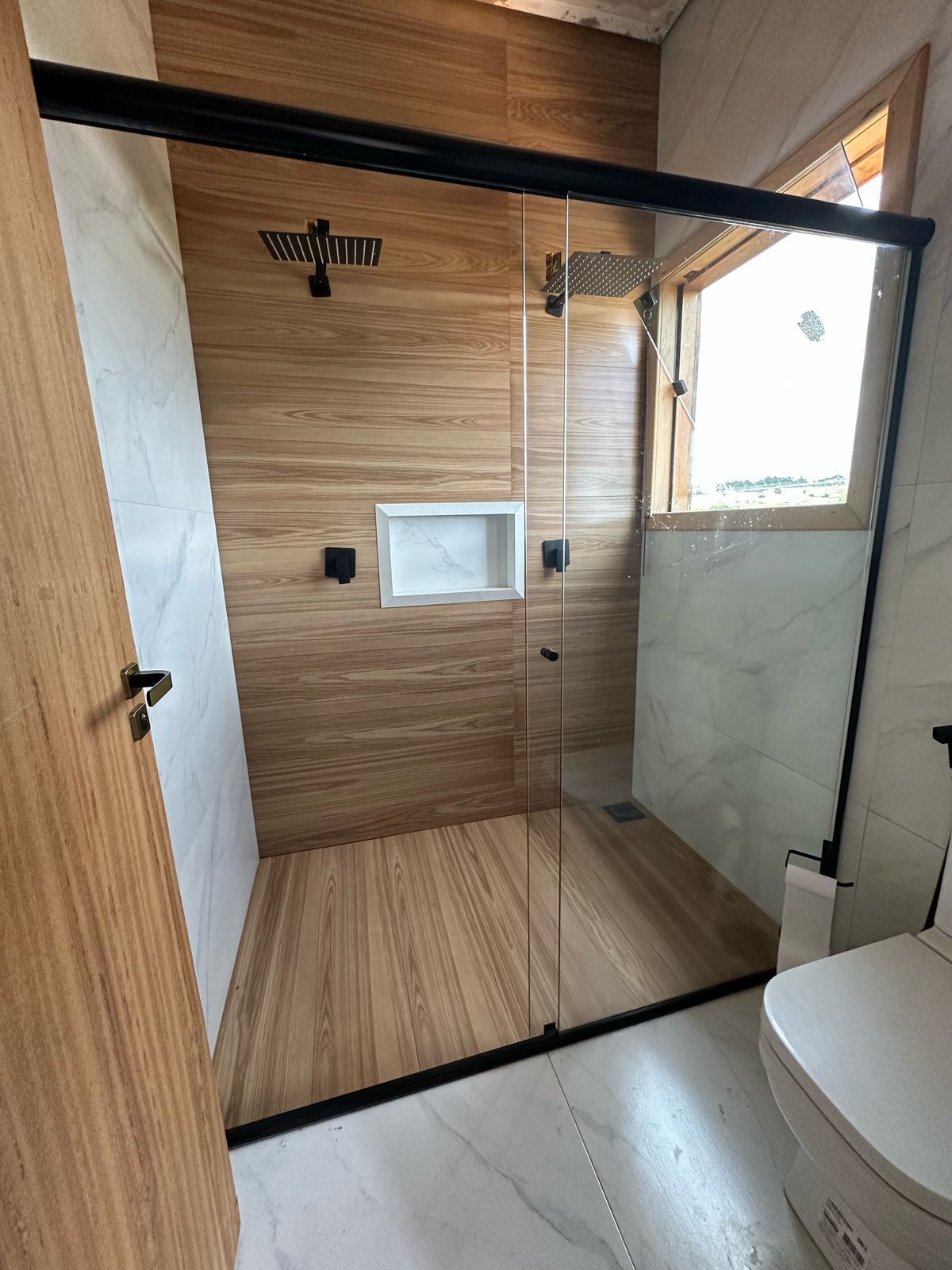 シャワー、ジェットバス、トイレットペーパー