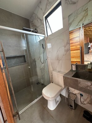 Shower, jetted tub, toilet paper - A mountain retreat in Mateus Leme: 2 chalets, a swimming pool with a hot tub, and nature. (Serra Azul)