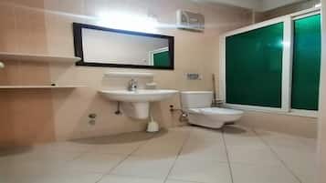 Toalhas de banho, sabonete, papel higiênico