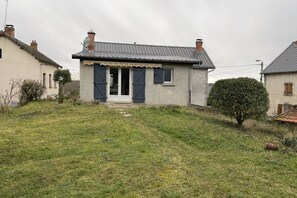 A small house with a front door, a window with shutters, and a chimney. - Country house (Les Ancizes-Comps)