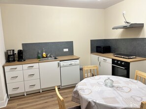 Frigorífic, microones, forn i placa de cuina 