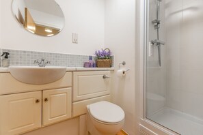 Douche, sèche-cheveux, serviettes fournies, savon