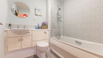 Douche, sĂšche-cheveux, serviettes fournies, savon