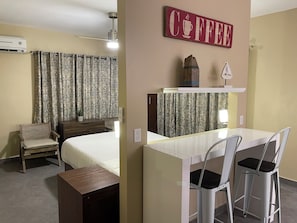 Room - Comfortable Studio Just a 10 Minutes Walk to Grace Bay Beach! (Leeward)