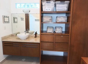 Shower, hair dryer, towels, soap - Apartment Playa del Carmen 2 bedrooms, near Xcalacoco beach PB security (Playa del Carmen)
