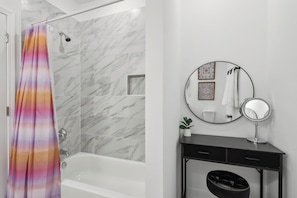 Séchoir à cheveux, serviettes fournies, savon, papier de toilette