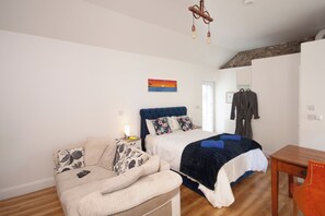 Tabla de planchar con plancha, wifi y ropa de cama 