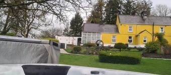 Iris Cottage a cosy studio cottage with 2 hot tubs onsite and pet friendly