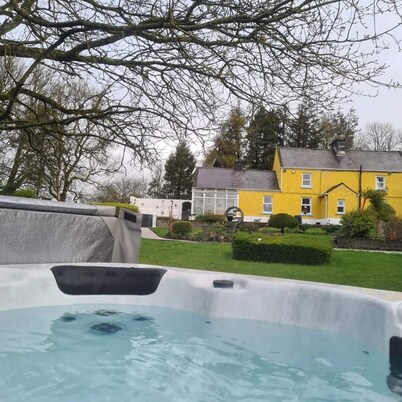 Iris Cottage a cosy studio cottage with 2 hot tubs onsite and pet friendly