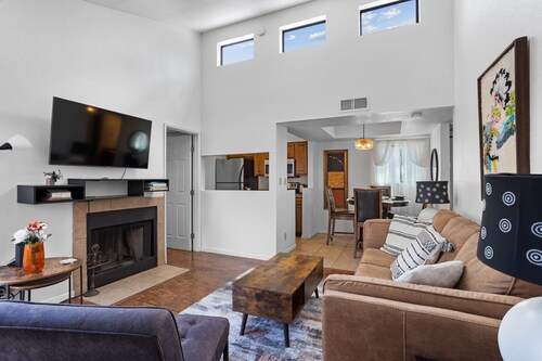 2-bedroom condo in tranquil Tucson with pool and mountain views.