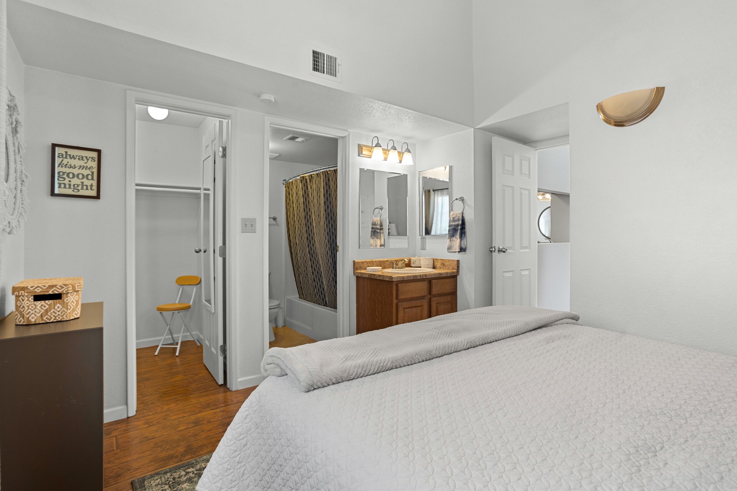 2 bedrooms, desk, free WiFi, bed sheets