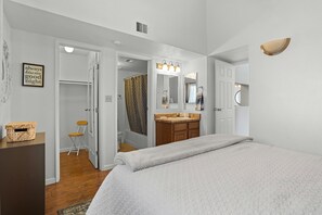 2 bedrooms, desk, free WiFi, bed sheets