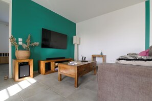 Smart TV, books - Bright, quiet apartment with full air-conditioning (Saint-François)