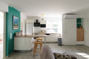 Fridge, microwave, oven, stovetop - Bright, quiet apartment with full air-conditioning (Saint-François)