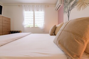 1 bedroom, desk, iron/ironing board, free WiFi - Bright, quiet apartment with full air-conditioning (Saint-François)