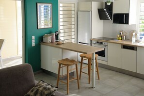 Fridge, microwave, oven, stovetop - Bright, quiet apartment with full air-conditioning (Saint-François)