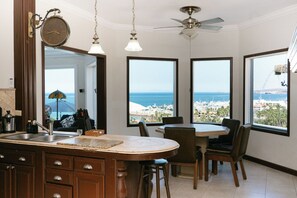 Fridge, microwave, oven, stovetop - Casa Hipocampo – Ocean Views, Pool & Comfort (La Paz)