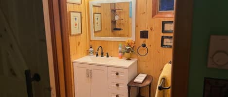 Haartrockner, Handtücher, Seife, Toilettenpapier