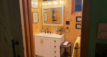 Charming, newly renovated cottage with views and access to Little Wolf Pond
